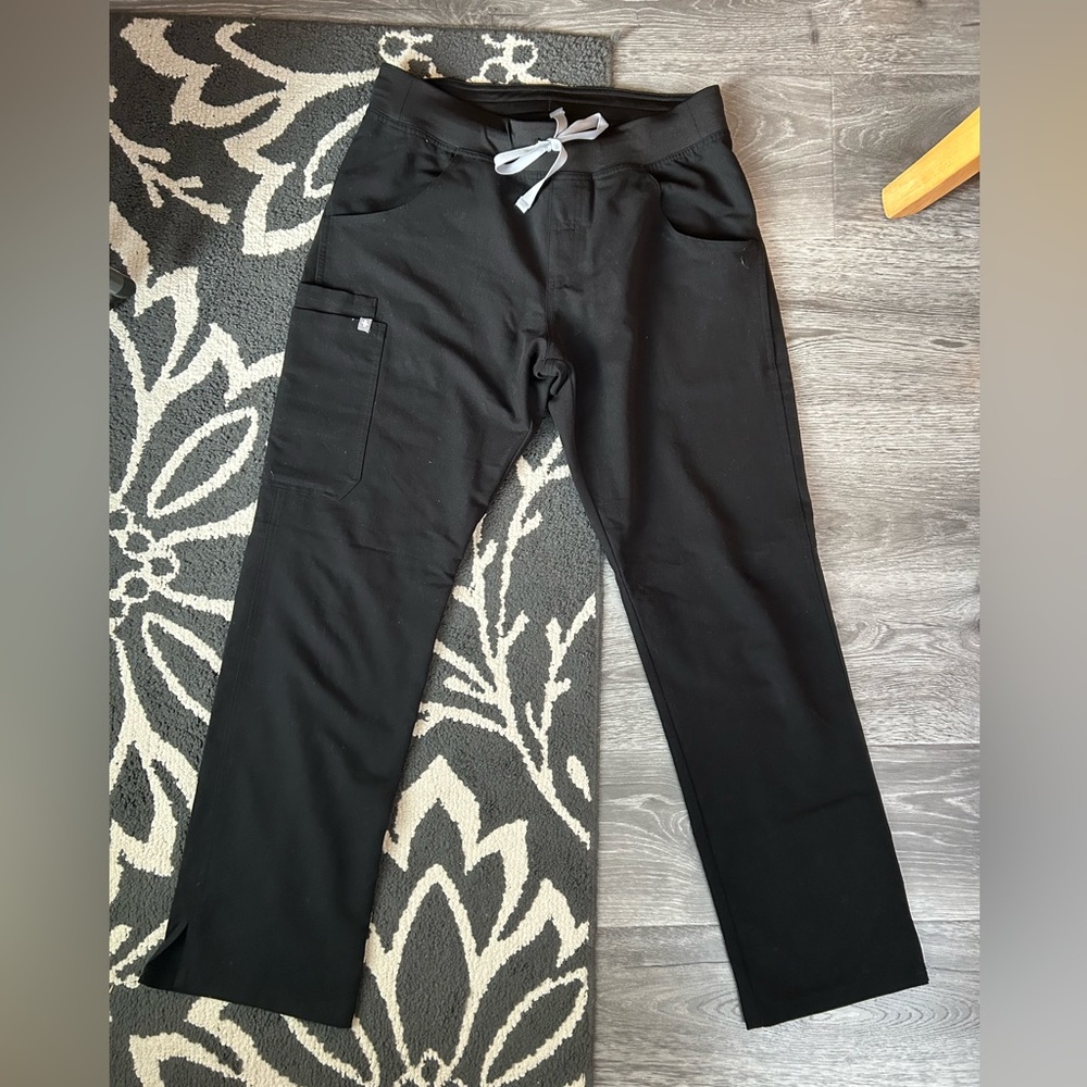 Women’s Fig Scrub Pants size medium assorted pack of 4